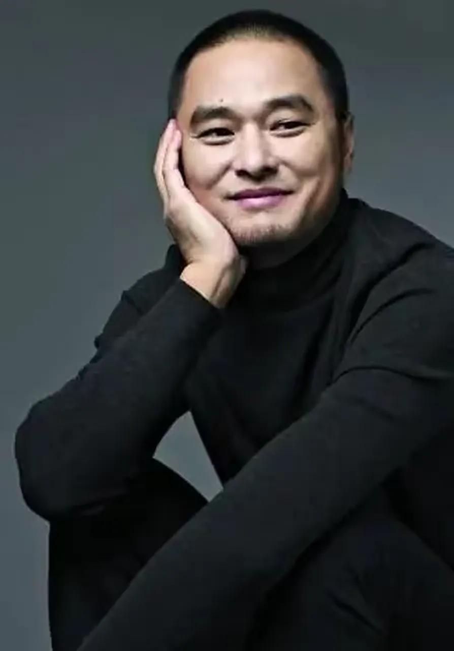 冯唐说：“人这辈子最没必要的就是瞎焦虑，生活本就是逢山开路、遇水搭桥。遇事别慌别