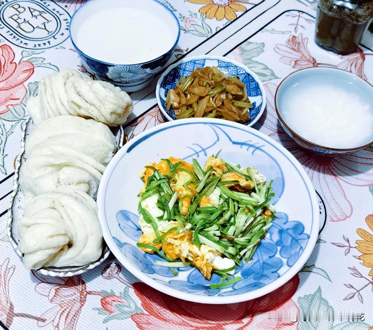 早上好，早上熬大米粥，花卷，蒜苗炒鸡蛋土豆丝，东北家常菜，简单又一餐，每日三餐打
