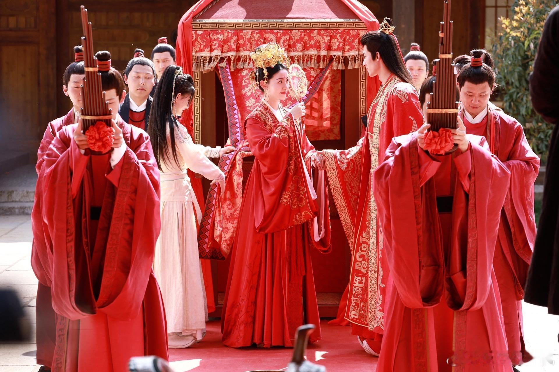 #常华森荧幕初吻#  当腹黑上司楼明夜与直球少女兰澈成为探案搭子，面对迷雾重重的