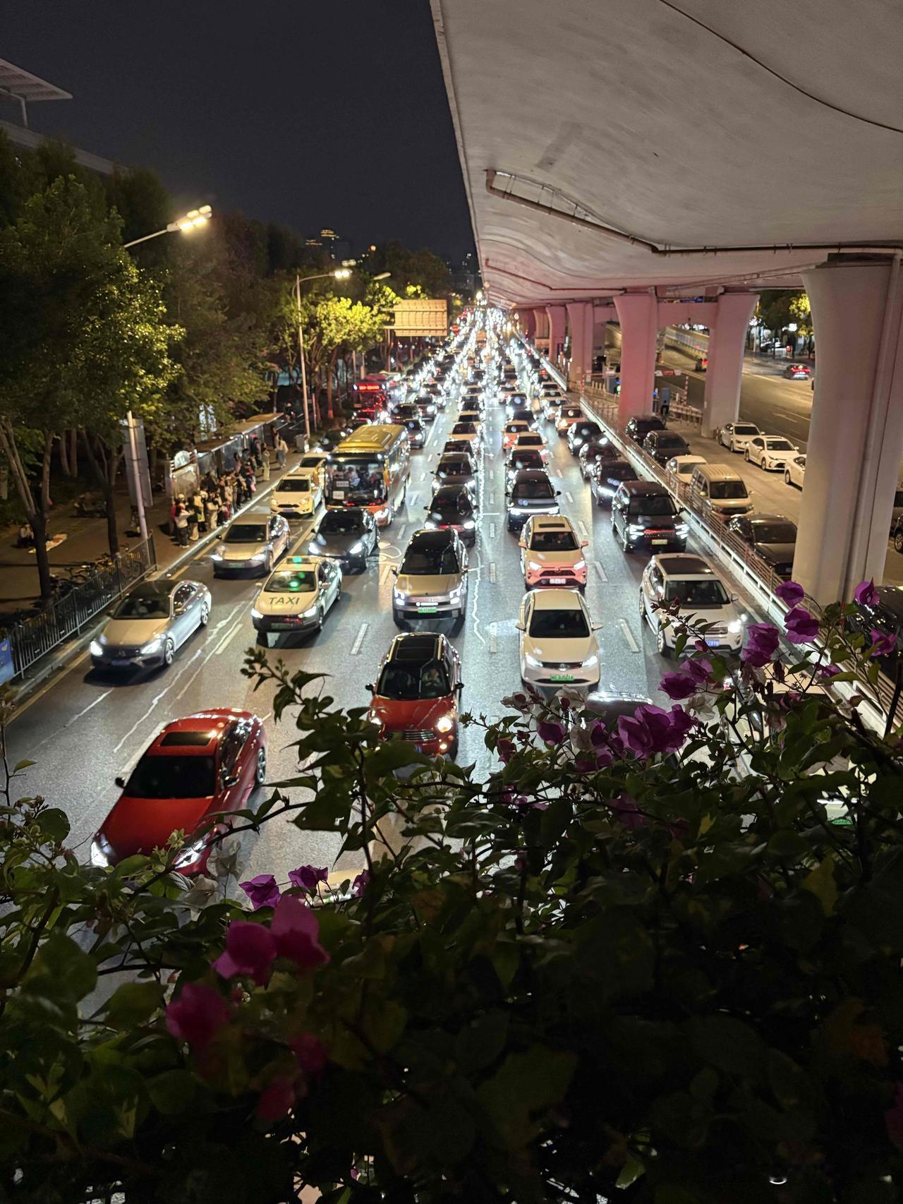 周六晚晚上9时的厦门仙岳路，依然车流不息，北上广深是上班高峰期堵车，厦门是全城全