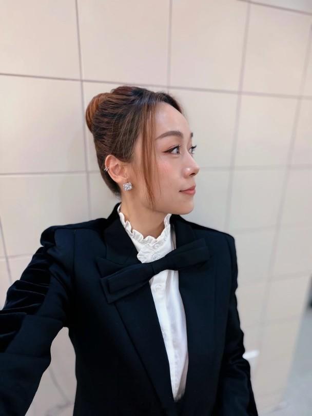 【On.cc】黃心穎由零出發學自彈自唱　全黑西裝Look型格十足藝人黃心穎近年走