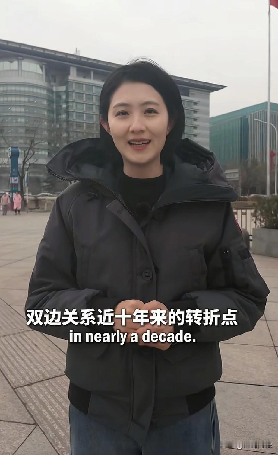 卡尼来访，看到这个女记者在报道，让人眼前一亮，展现了新的形象，预示着这次来访所达