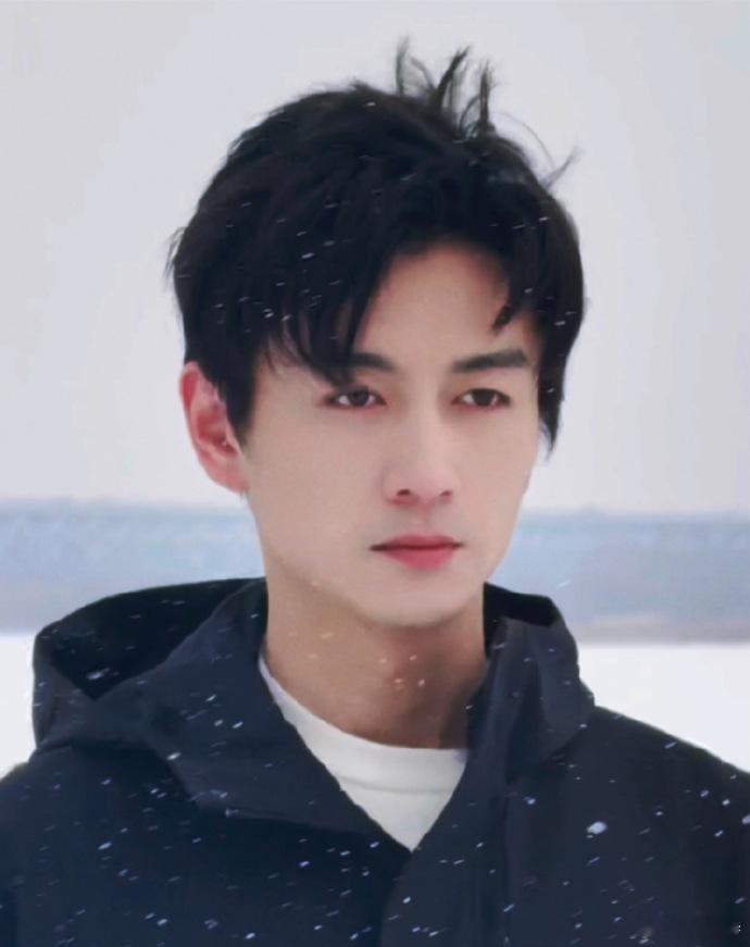 陈晓最新花絮，五官周正颜值在线。雪中冷得瑟瑟，业务能力佳，自带忧郁气质，令人瞩目