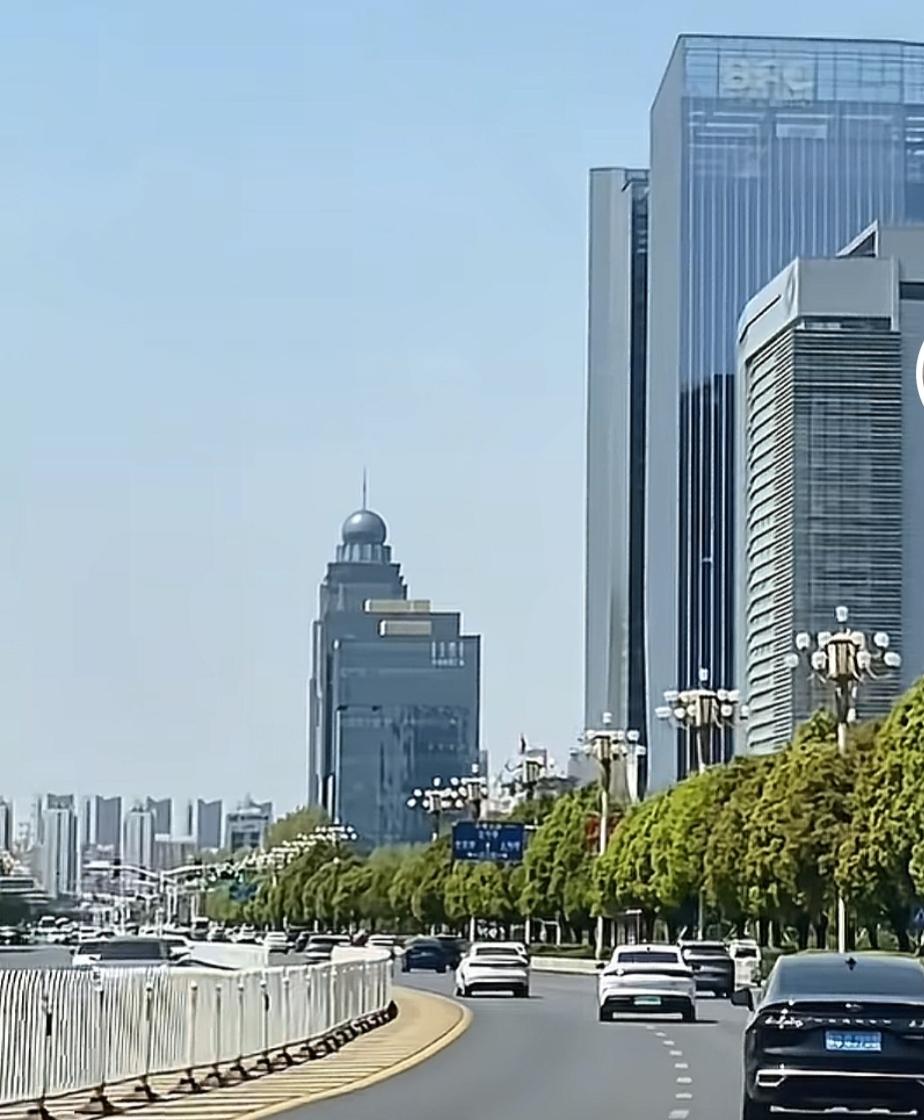 今天下午溜达去了临沂市区泰盛广场，过节期间人不少。
溜达到了一家面包店，款台排长