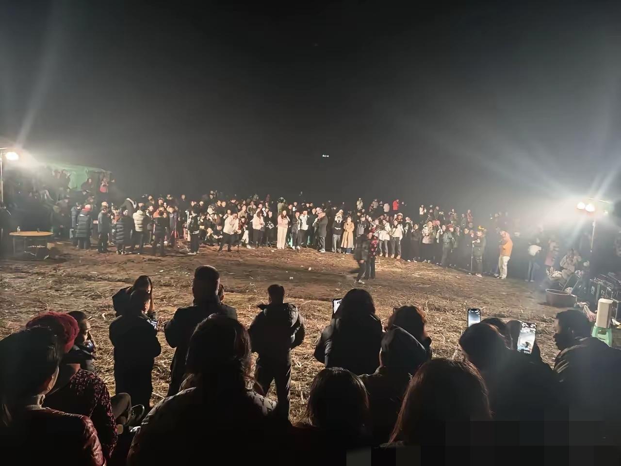 谁能想到，一句“求帮忙按年猪”的玩笑话，能炸出跨省奔赴的千人大狂欢？重庆合川小姑