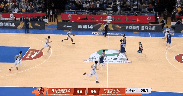 广东男篮与青岛男篮的整场比赛是跌宕起伏，最终广东男篮客场110-105逆转险胜青