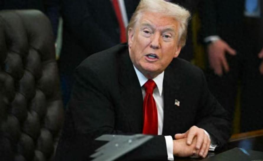 不得不说，美国人这出戏演得真绝！
特朗普大笔一挥刚签完涉台法案，他手下的财长就对