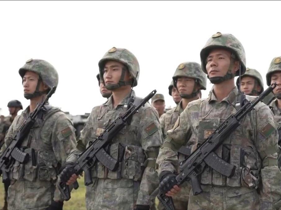 互相体验对方轻武器，解放军拿的AK，俄军拿的95。