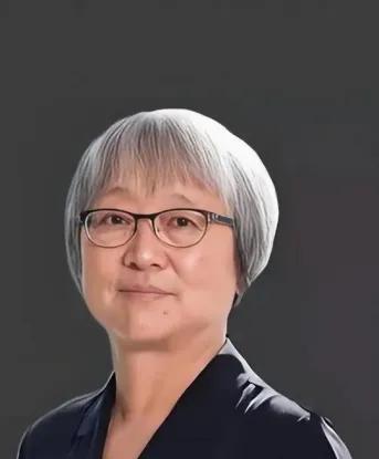 那个年代的故事总带着点复杂的滋味。袁钧瑛坐上飞往美国的航班时，心里揣着的恐怕不只