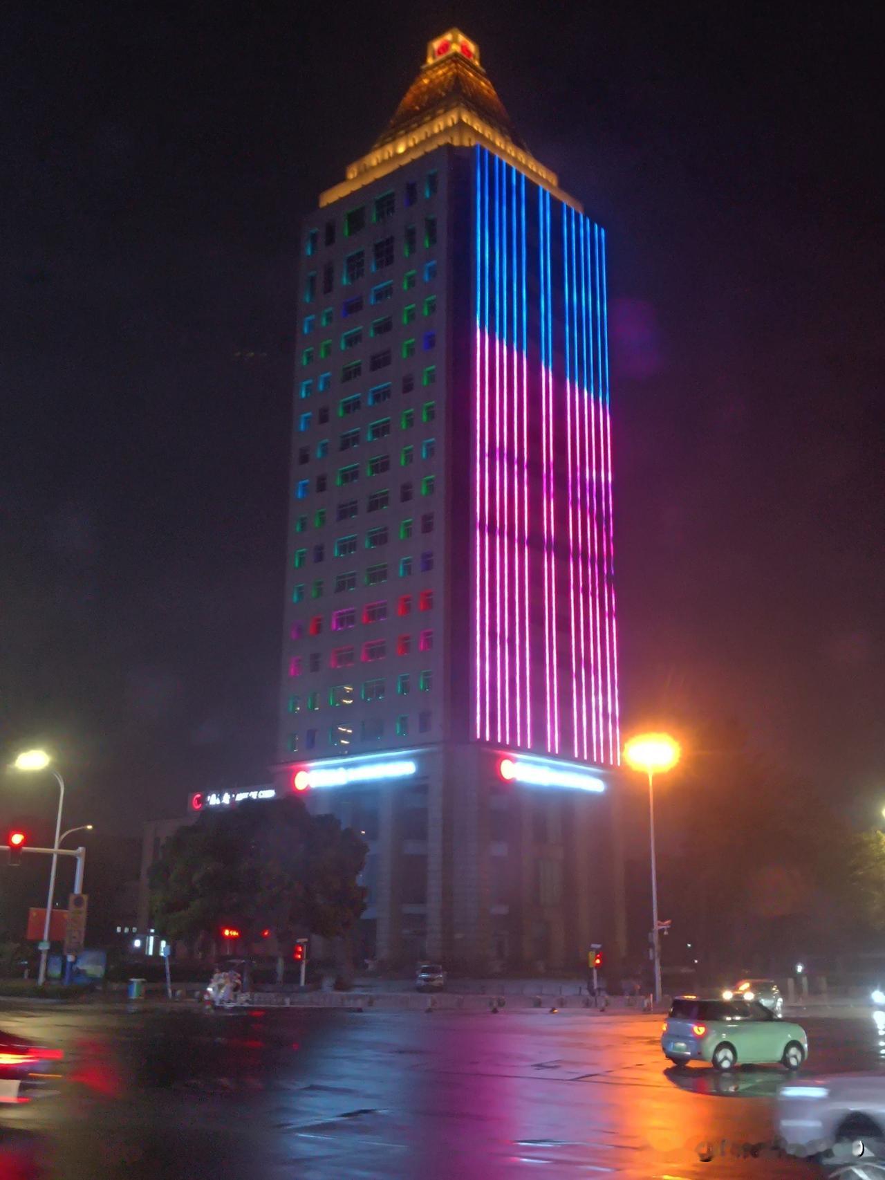 今天什么日子？
这么晚还亮着灯！
赶紧回家刷快手，万一呢?!