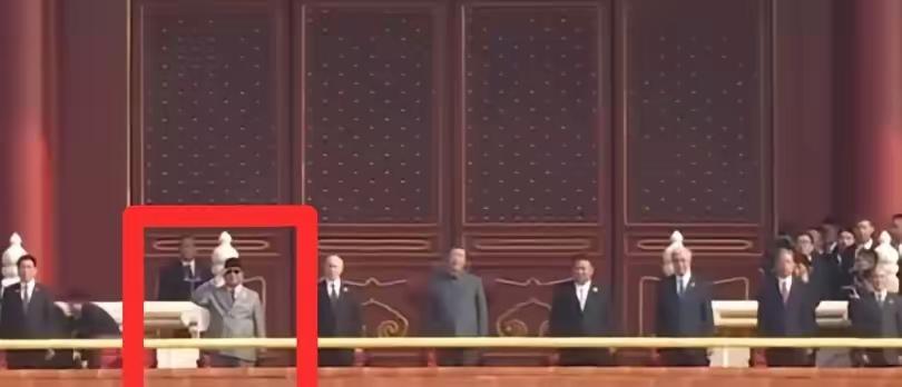 朝鲜人民就这个照片，金正恩这个位置，中俄朝核心位置，代表中朝铁兄弟，关系超过其他