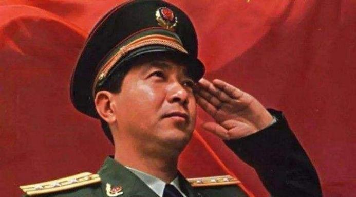战斗英雄丁晓兵战场自断右臂，断肢腰间回国获特权，仅能用左手敬军礼的故事
1983