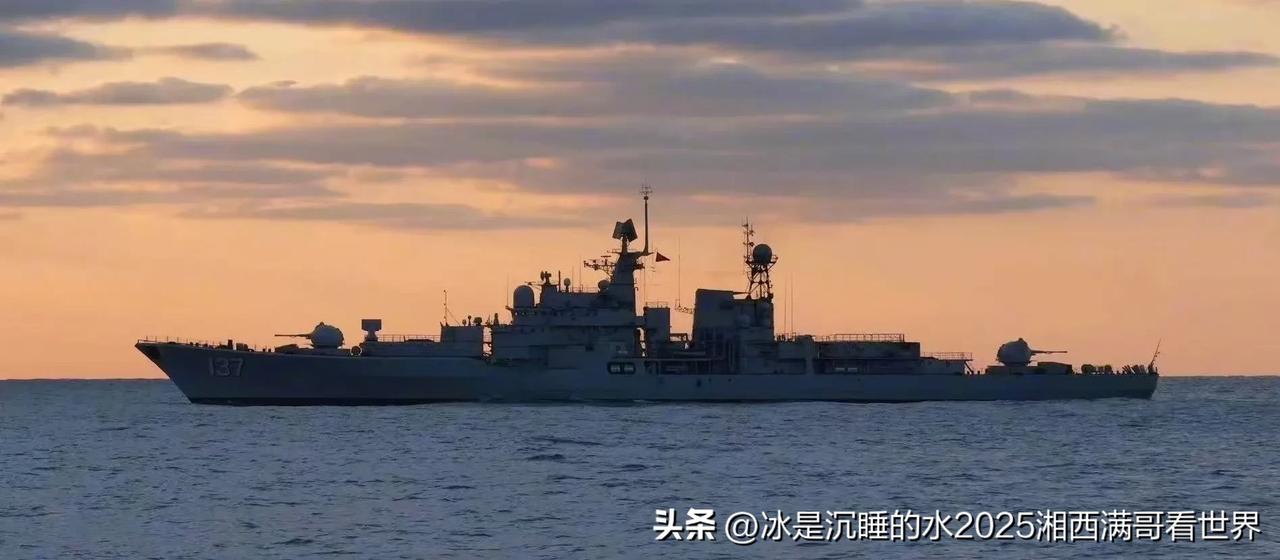 分享一张官网公布的中国海军“现代”级导弹驱逐舰137号“福州”舰的精彩靓图。
2