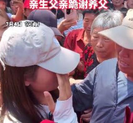 河南，一个年仅5岁的小女孩，在亲生母亲精神失常跳井身亡后，竟接连被四户所谓的“好