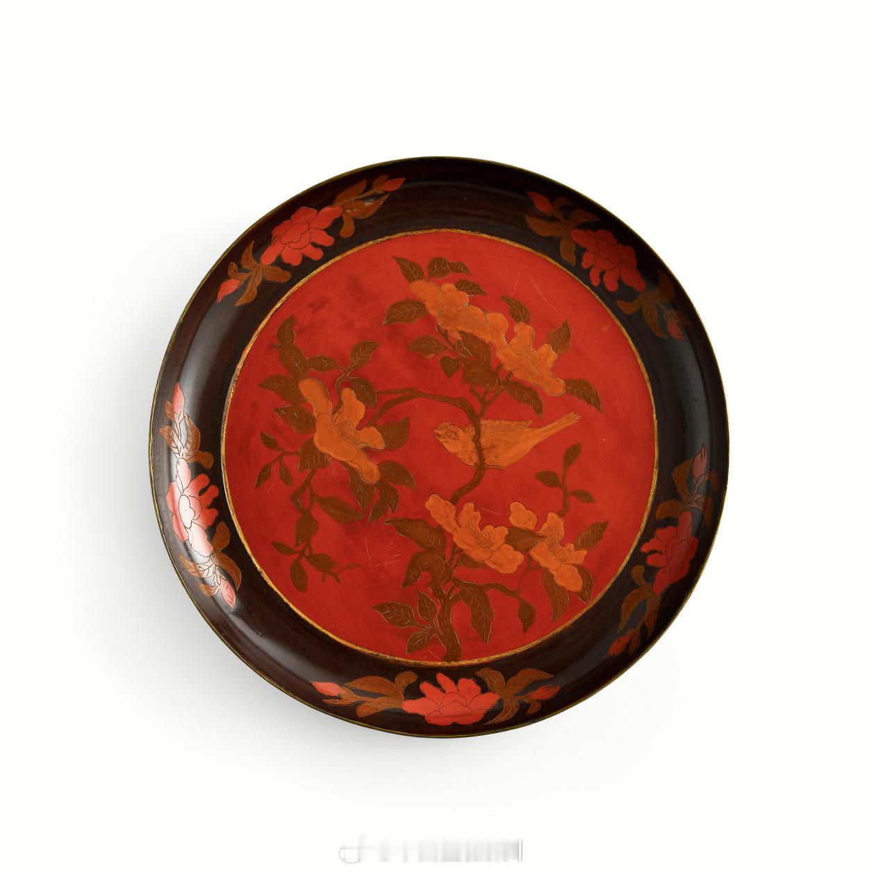 髹饰录 | 明 大漆彩绘花鸟盘尺寸：直径25.6 cm 高3cm来源：北京博美2