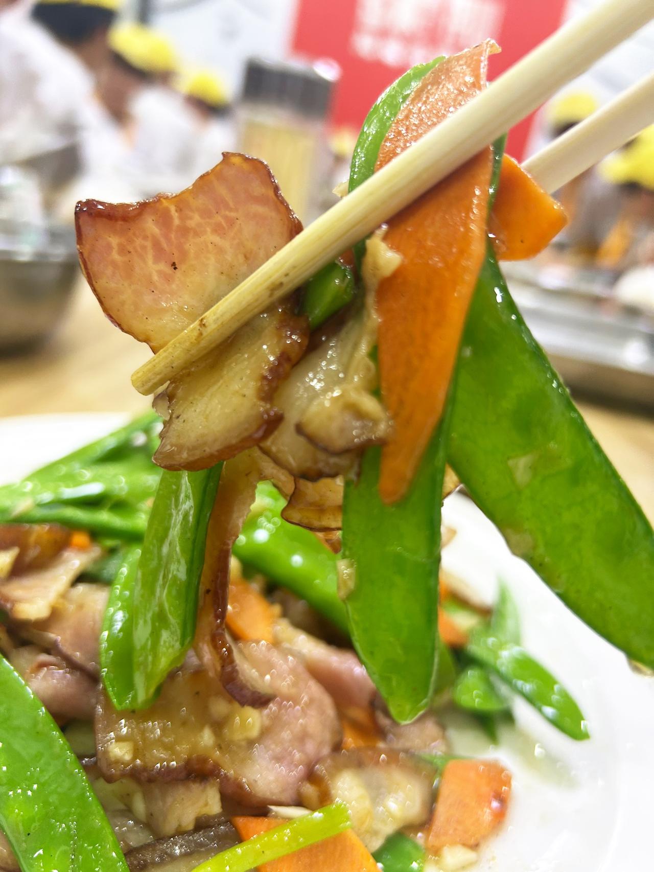 一盘色彩鲜艳的炒菜，看起来真美味！饭店家常菜 炒菜实用技巧