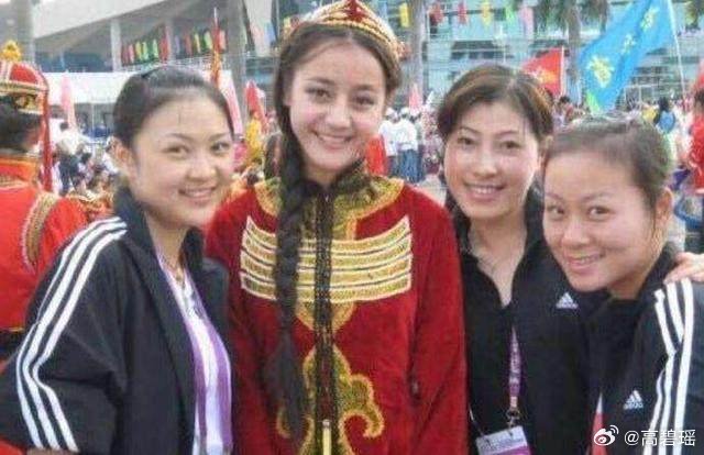 2007年的新疆街头，15岁的迪丽热巴满是青涩感，身体尚未完全长开，那份未经雕琢