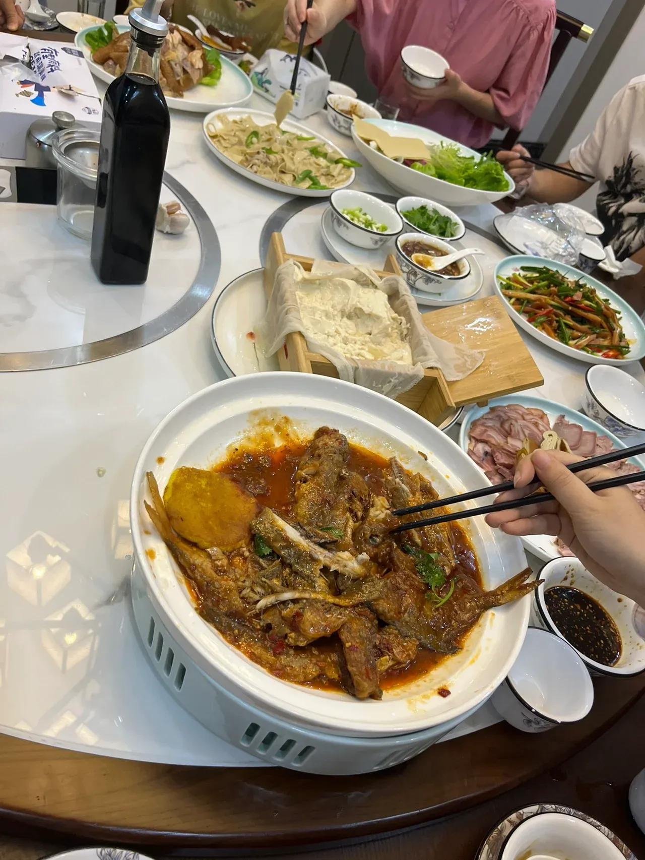 终于让我发现了瘦的人有一个共同点！

今天公司聚餐，我注意到同事里有个瘦的人会遇
