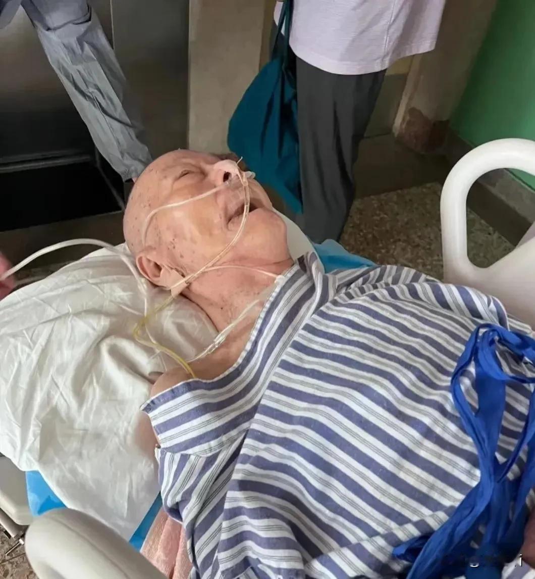 湖南长沙一位高龄老人去世后，家属在用电梯运送遗体时被邻居阻拦，儿子无奈之下选择背