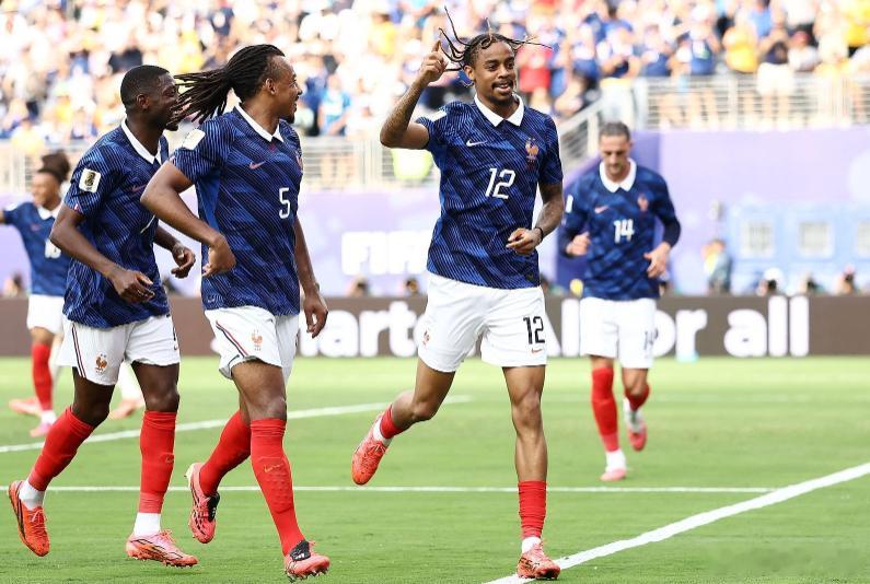 北京时间今晨，2026年美加墨世界杯1/16决赛，法国3-0击败瑞典晋级，法国队
