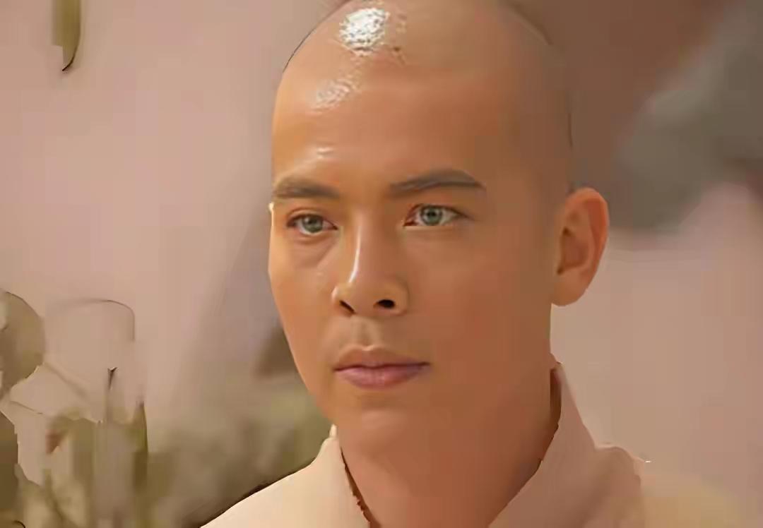 这哥们剃了个光头挺酷的。1994年那时候真年轻，两眼有神，认识他吗？