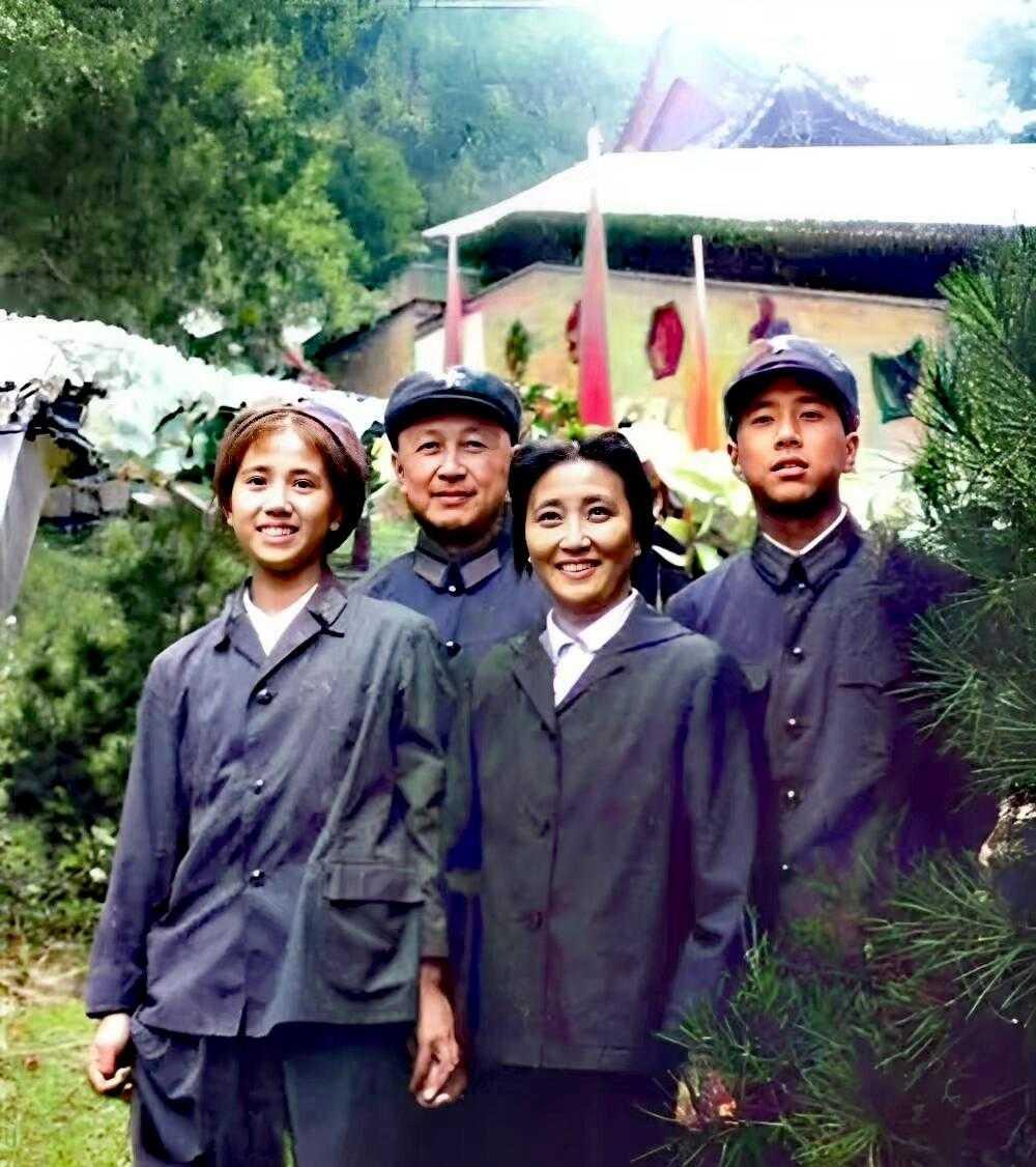 1973年，钱学森一家的合影。不得不承认，这一家的颜值太高了，粗服布衣，难掩高贵