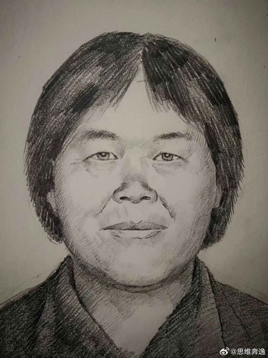 终于知道为什么看到鹅腿阿姨就生理不适了，原来长得像人贩子梅姨。 