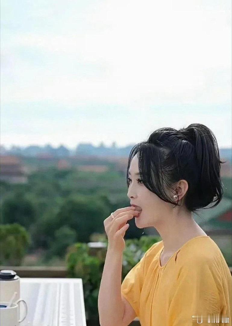 王艳这低调奢华的气质，轻奢感拉满，这般优雅的气质真的无从反驳。 