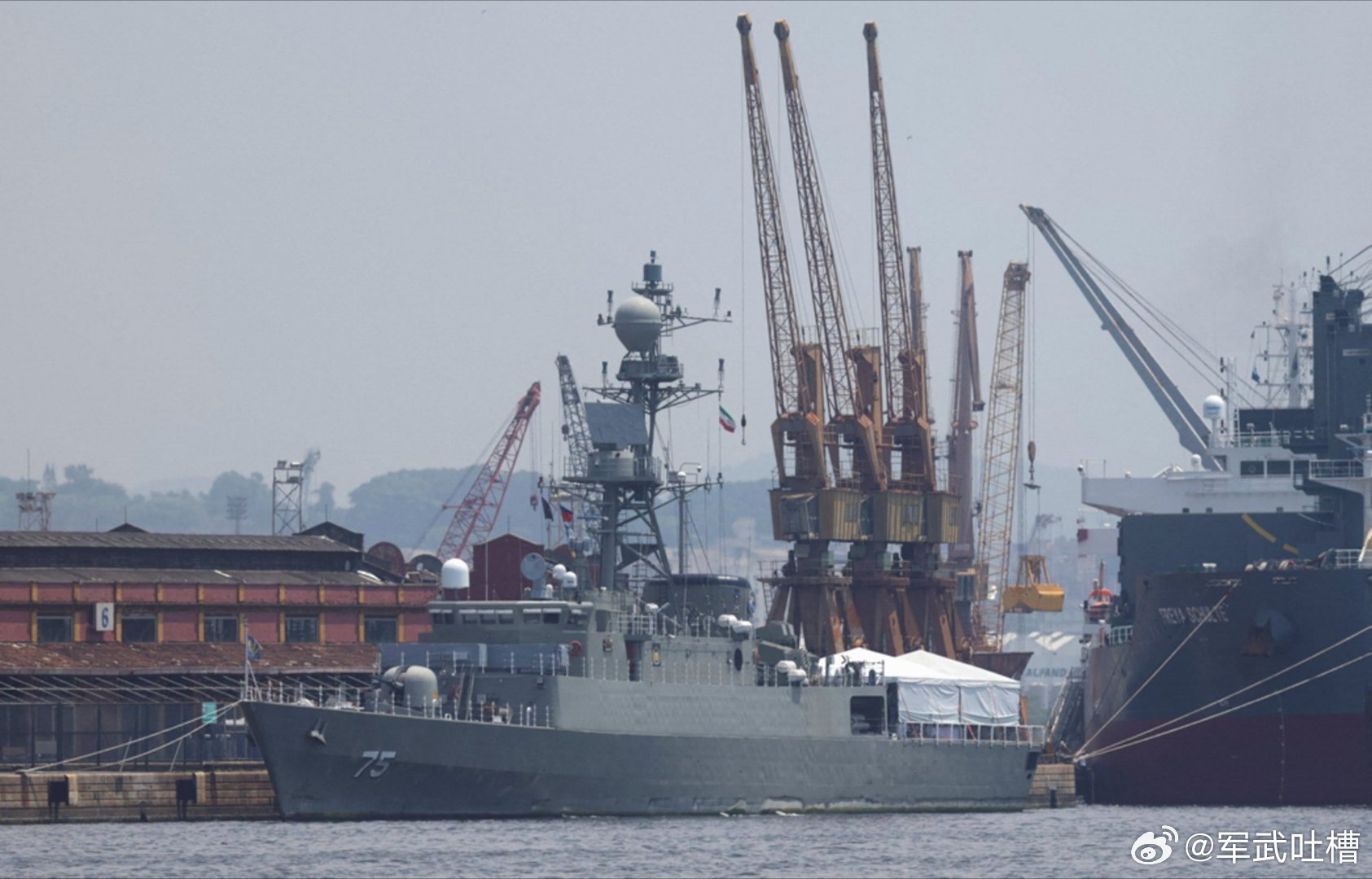 伊朗损失最惨的时刻来了一艘伊朗护卫舰IRIS Dena号在斯里兰卡遭到潜艇攻击目