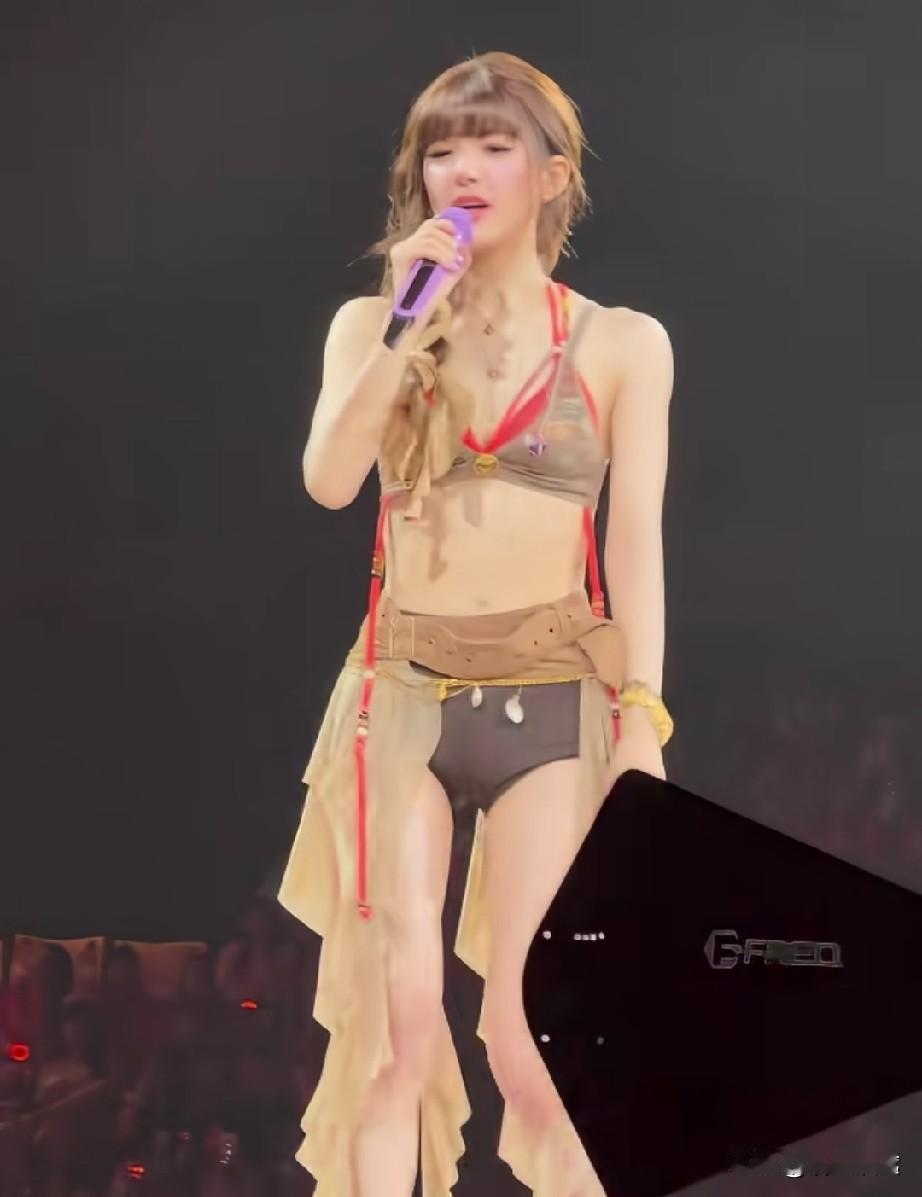 赵露思澳门演唱会,性感热辣的舞姿,和以前清纯的形象差别很大,撕去了甜妹的标签,电