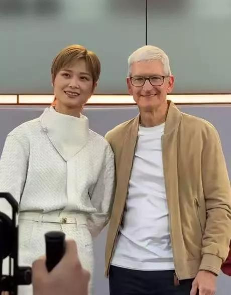 为什么大品牌都爱找李宇春？
这背后藏着一条残酷的真相。
苹果50周年庆典，亚太首