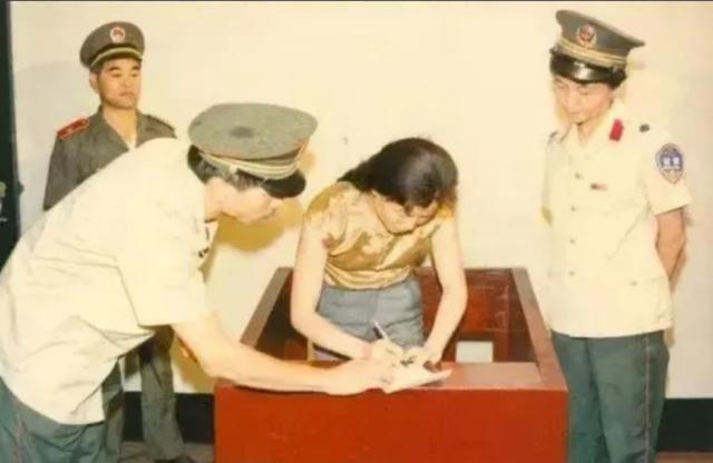 1992年，出演‘刘三姐’而走红的女明星，身体交易上百次，敛财76万，不料枪决前