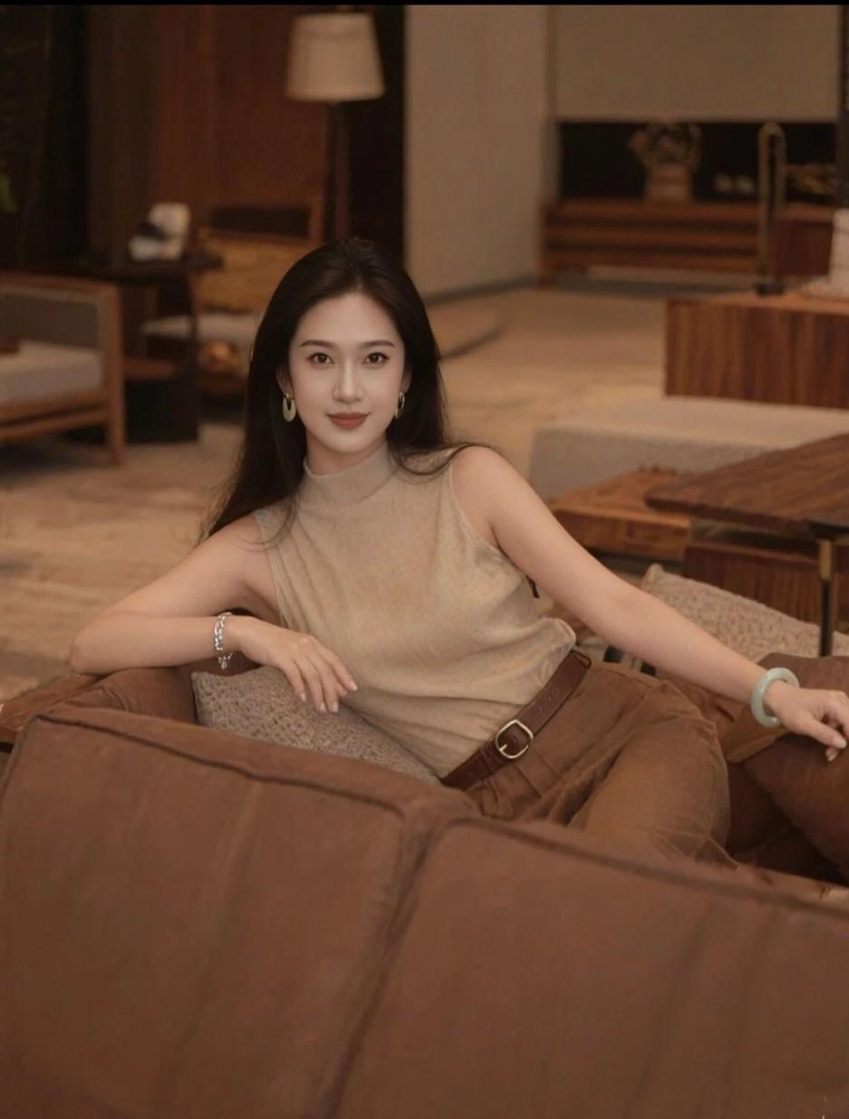 美人倚榻坐，笑语入画来。晒图笔记大赛 人像摄影怎样拍出情调 如何拍出户外氛围感美