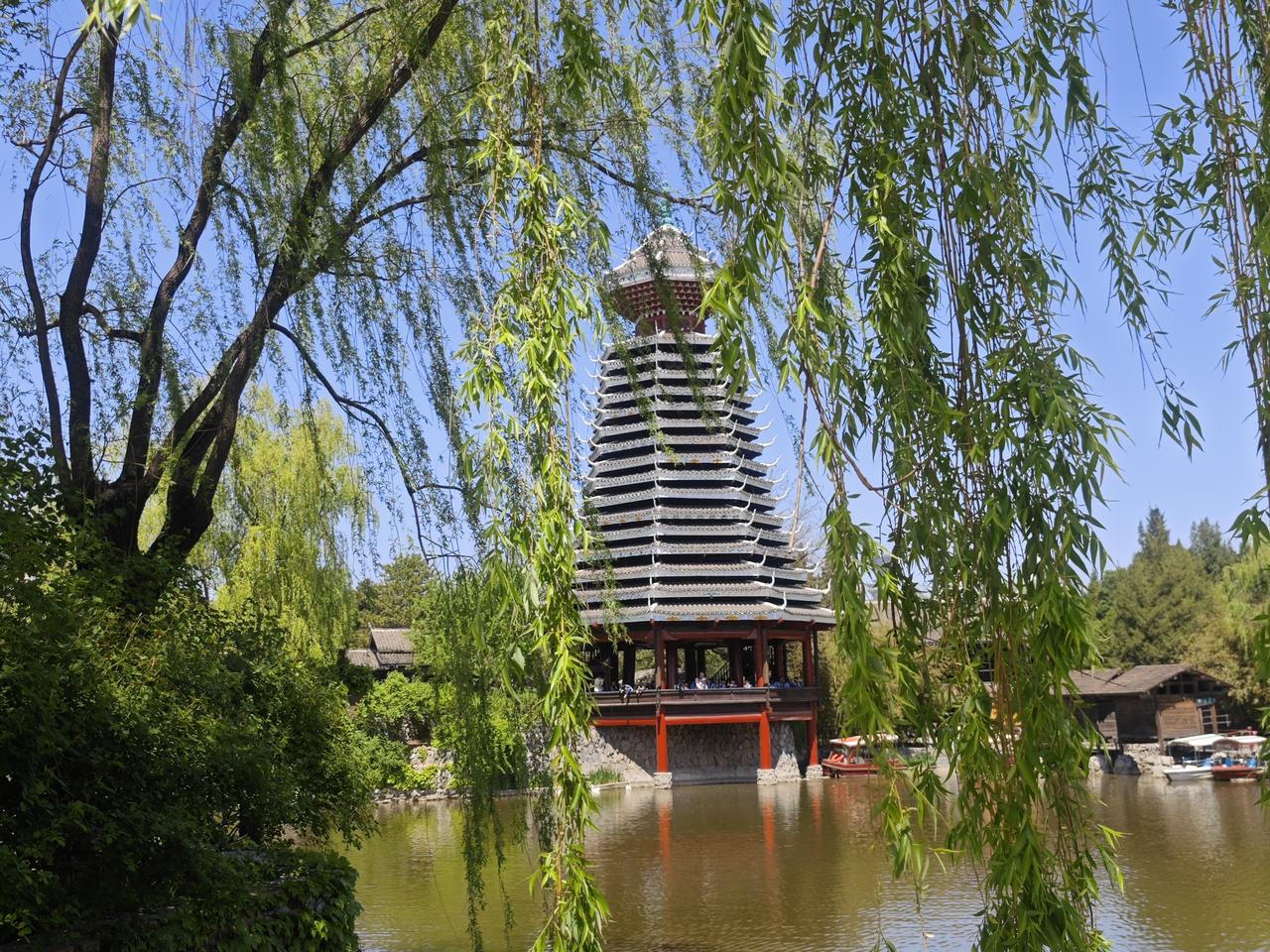 中华民族博物院，有一座侗族风情村寨。

建成开放至今已有30年的时间，尽管有点年
