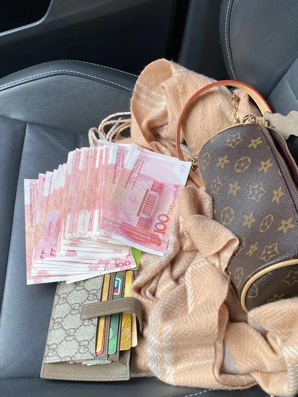 对我而言，幸福就仨关键词：有钱、健康、幸运。有钱能让我选择更多，不用为生活琐事发