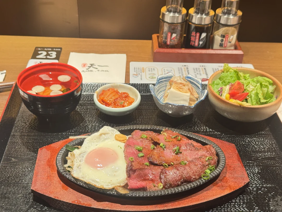 ✅铁板安格斯腹心肉套餐 上桌的时候铁板还在滋滋冒热气,牛排的香气直接冲...
