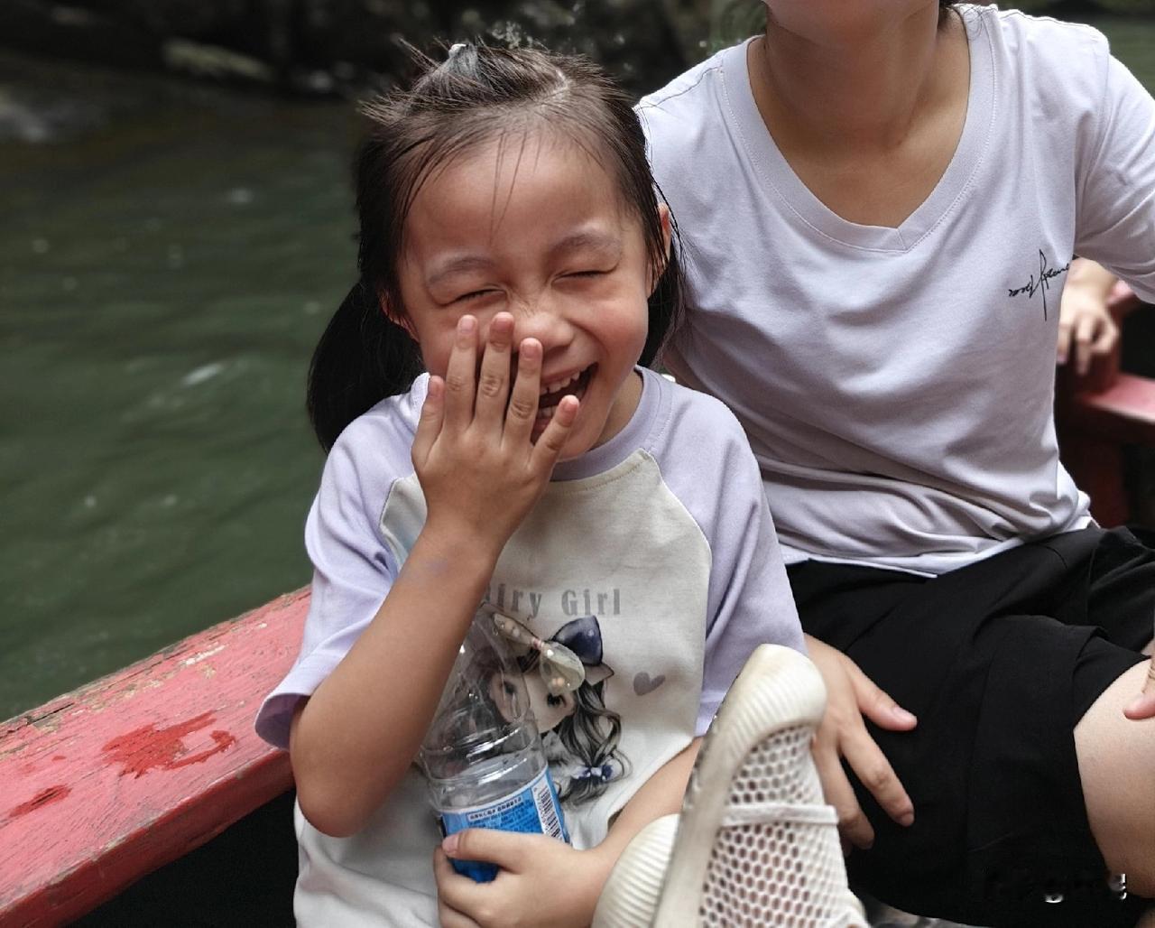 五岁的女儿给我科普“妈妈皮肤白+爸爸双眼皮，才能生出漂亮的女儿，所以我不漂亮，这