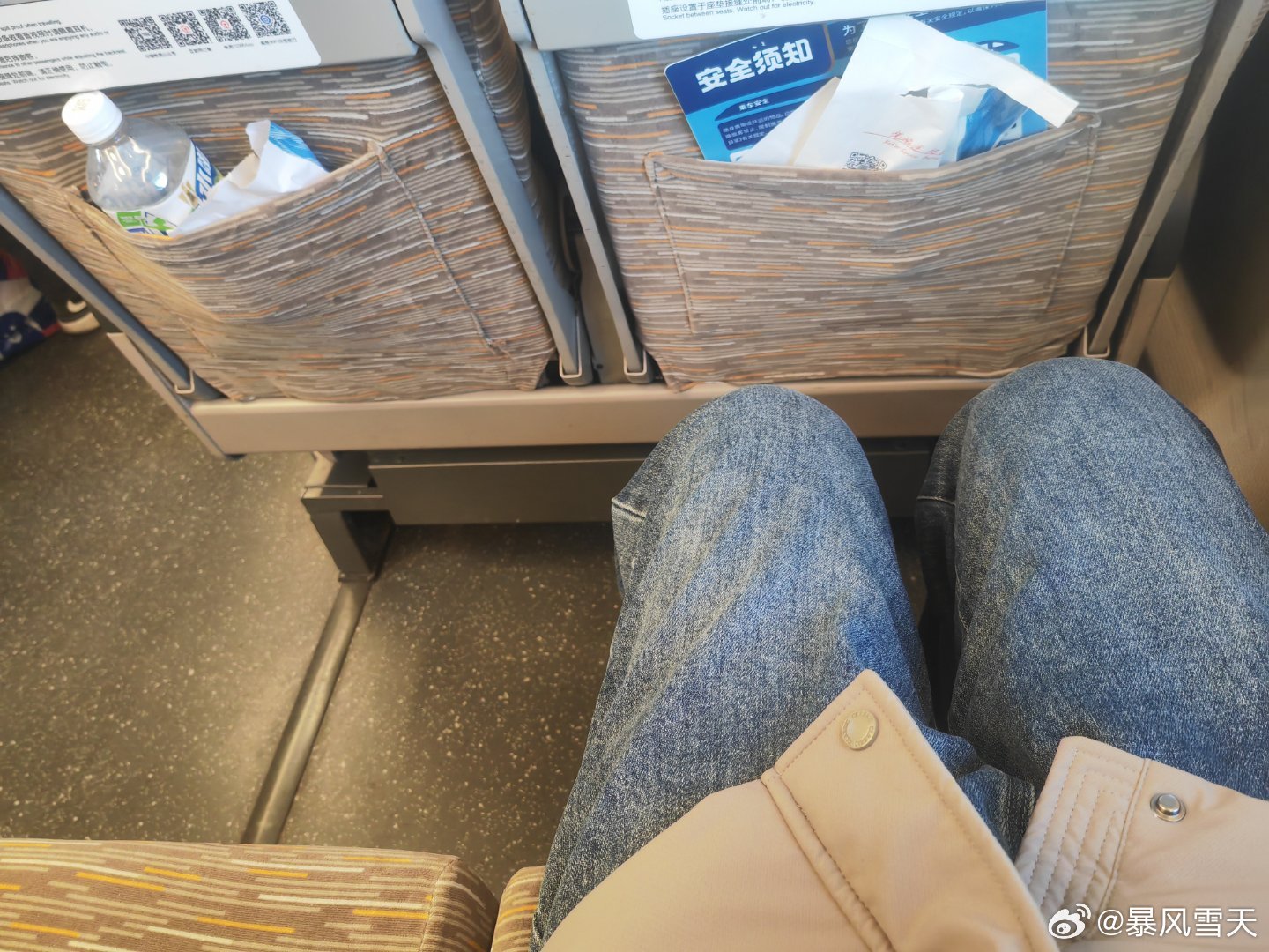 一张二等座，坐出了商务的感觉，旁边没人