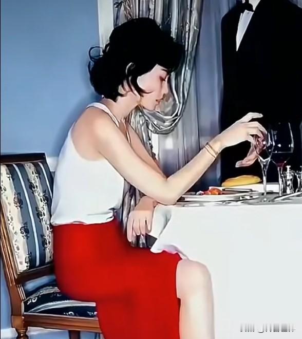 女人不用长得太惊艳，有种美瞬间就能炸响一个时空，这种美充满独特的高级感，不是每个