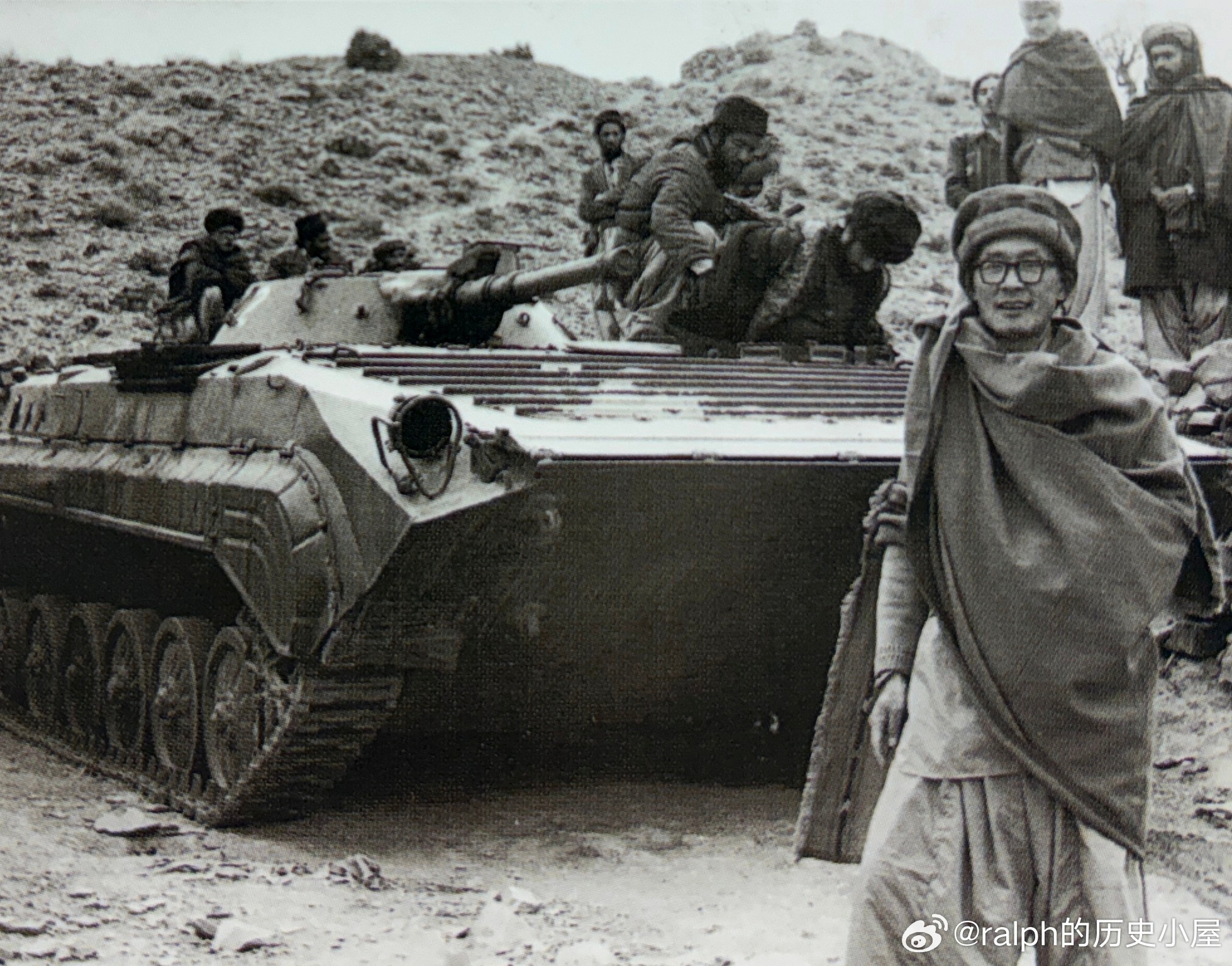 1981年12月19日新华社记者沈毓强（前立者）采访阿富汗查布尔省自由战士基地军