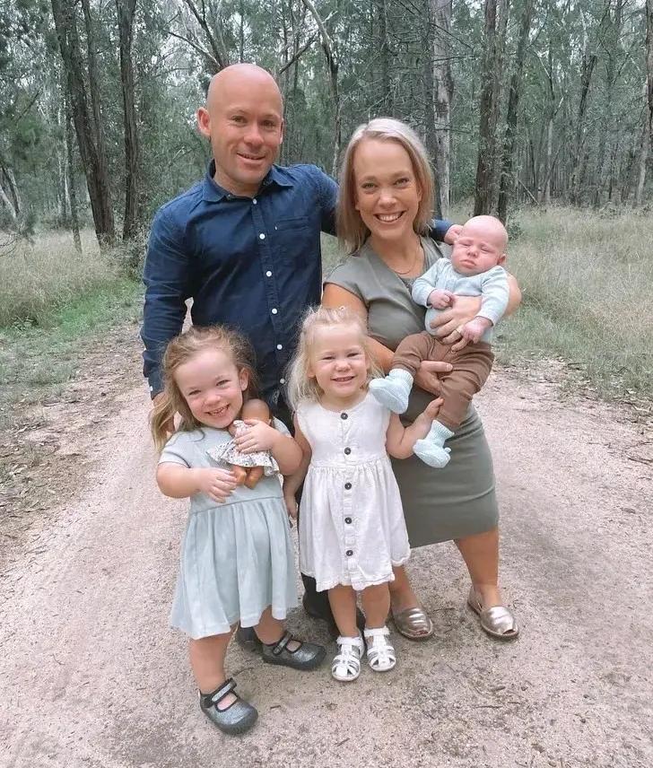 外国这对侏儒症夫妇坚持生下三个娃，看两个女孩的体型和面相应该遗传了父母，小婴儿目