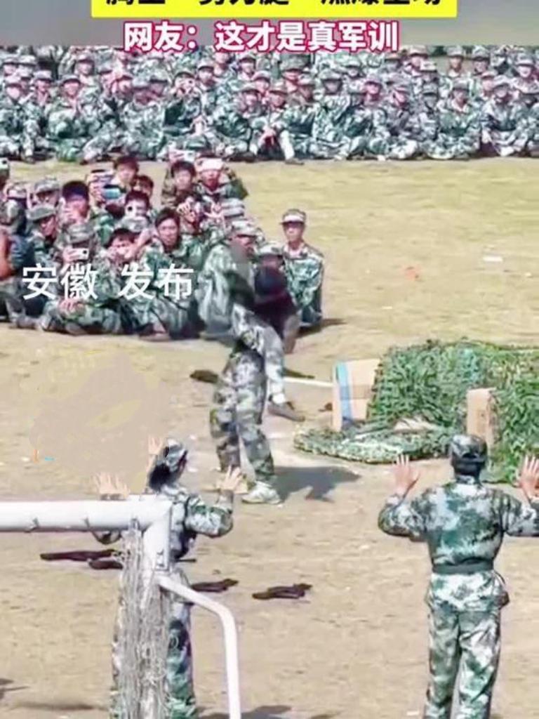 标题够吸睛！女生飞身剪刀腿撂倒军训教官，这画面想想就震撼。是女生身手不凡，还是另