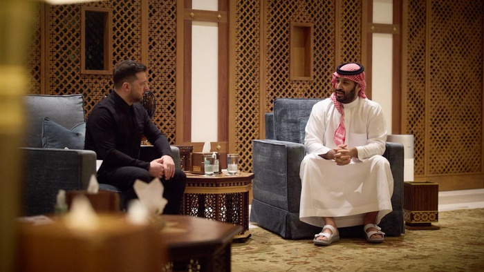 据环球时报报道，乌克兰总统泽连斯基突访沙特，拟签署空中防御安全合作协议。泽连斯基