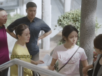 张佳宁这段美人救美好飒 张佳宁新剧英雄救美谢可寅看着梁美被家人轮番为难，全场无人