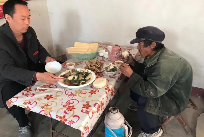 始料未及！我在山东淄博开饭店，接济了1位流浪老人10年午饭，最近饭店开不下去了，