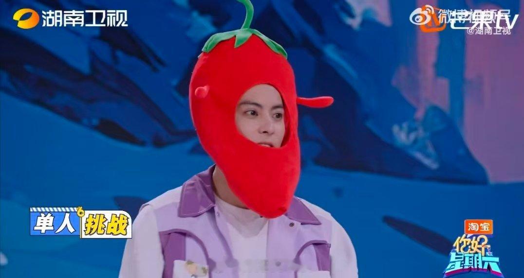 王鹤棣滑坡简单跨栏就不简单你好星期六 棣棣运动天赋爆棚！坡顶滑行稳如平地，1米高