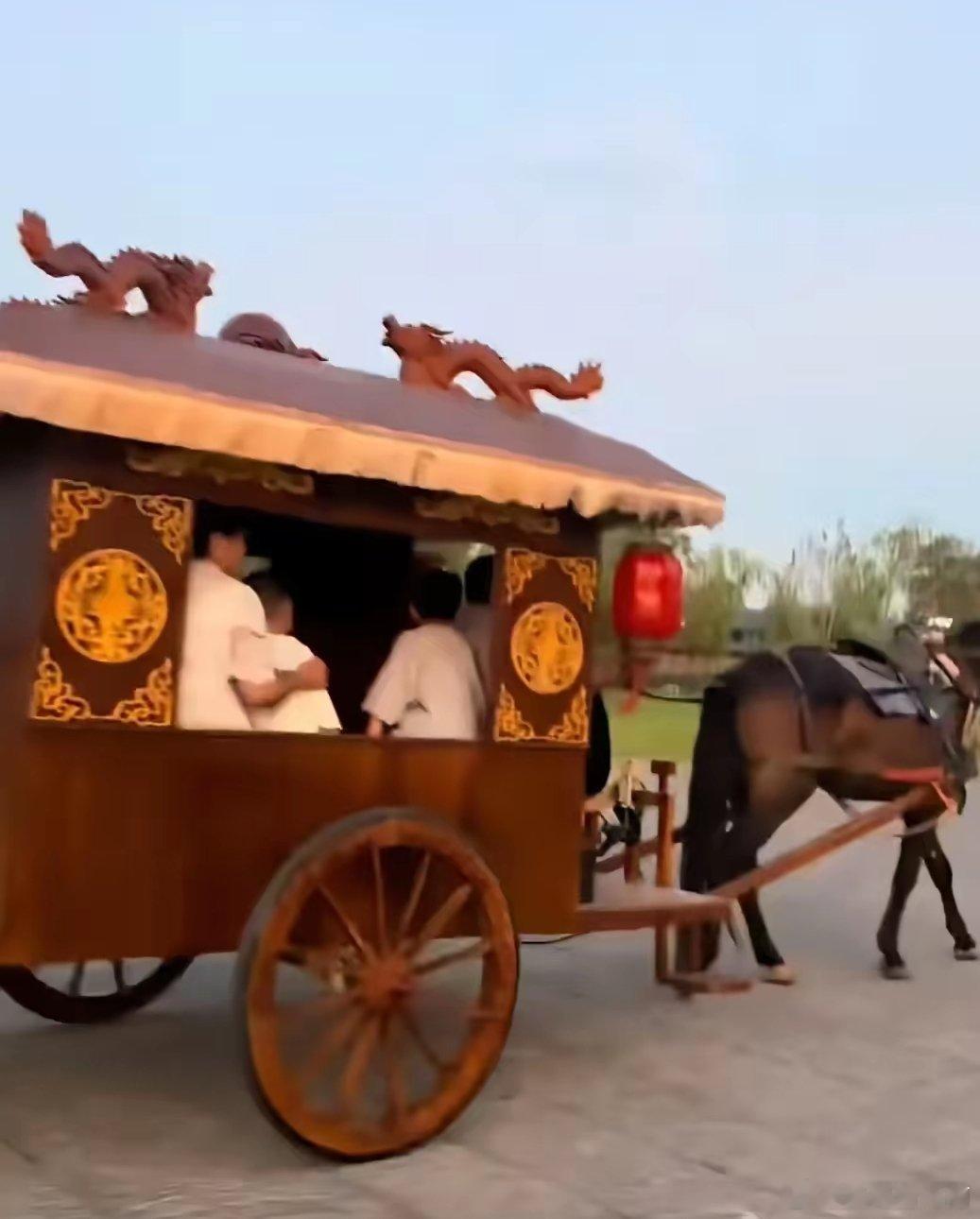 洛阳文旅再添“穿越”新体验！天街马车带你一秒梦回盛唐 当历史的车轮在洛阳天街重新
