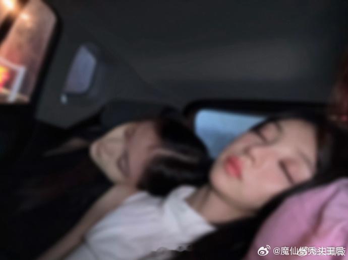 田曦薇晒照为肖露庆生哇连续八年发问帮肖露庆祝生日，女孩子的友谊就是这么坚不可摧一