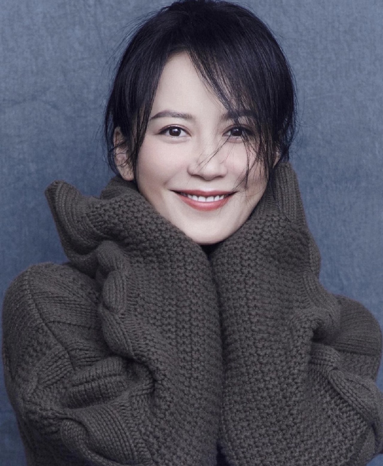 曝俞飞鸿包间抽电子烟媒体拍到俞飞鸿和娜扎、刘芮麟等人私下聚餐，包厢内抽电子烟画面