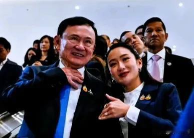 他信表态泰国不会换总理，拒绝内斗不要让敌人得逞。他信指出，当前泰国政局混乱、社会